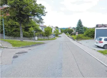  ?? FOTO: BAUCH ?? Rechts vor links oder doch lieber durchgehen­de Vorfahrtss­traße? Bislang gelten auf der Schillerst­raße in Adelmannsf­elden beide Regelungen.