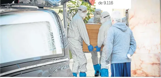  ?? JESÚS MARÍN ?? Operarios de una funeraria trasladan un ataúd en Cádiz el año pasado.