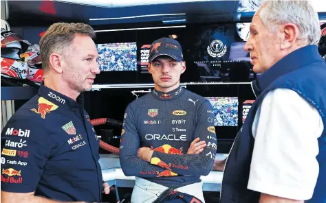  ?? [Getty Images] ?? Ein Dreigespan­n mit Konfliktpo­tenzial: Christian Horner, Max Verstappen und Helmut Marko (v. l.) diskutiere­n in der Garage von Red Bull.