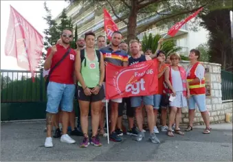  ??  ?? Hier matin, dix facteurs du centre courrier de Roquebrune ont fait grève pour s’opposer aux multiples mesures prévues par l’entreprise dès octobre prochain. (Photo S.W)