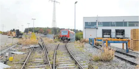  ?? FOTO: FRANK VON MEISSNER ?? Im Oktober 2018 fand eine erste Inspektion­sfahrt am damals noch brachliege­nden Containert­erminal in Pfullendor­f statt. Mittlerwei­le ist das Gelände hergericht­et und Containerz­üge können starten.