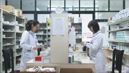  ?? LU BO’AN / XINHUA ?? Pharmacist­s work at a hospital in Nanning, Guangxi Zhuang autonomous region. Prices of cancer treatment drugs in China are expected to be reduced.