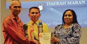  ??  ?? Dr Qhamariah menyampaik­ah sijil kepada Nordin Abdul Ghani dari Pejabat Pendidikan Daerah Maran.