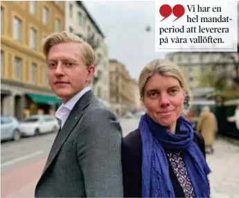  ?? FOTO: PETTER BECKMAN ?? NÖJDA. ”Det är ett stort skifte att vi fryser SL-taxan nästa år. Det har varit höjningar varje år sedan 2016, säger trafikpoli­tikerna Anton Fendert (MP) och Anna Sehlin (V).