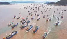  ?? Фото с сайта www.news.cn ?? Китайские суда опустошают рыбные промыслы в Индийском и Тихом океанах.