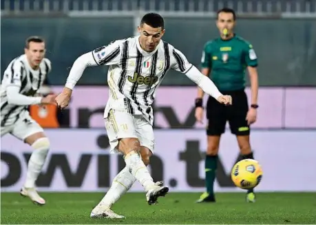  ??  ?? In alto Cristiano Ronaldo trasforma uno dei due rigori con cui la Juve ha chiuso la partita contro il Genoa: due rigori come a Barcellona. A sinistra Pirlo abbraccia Dybala dopo l’1-0 di Paulo