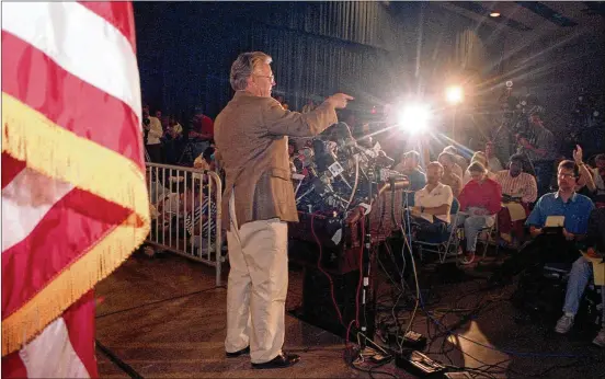  ?? AMERICAN-STATESMAN 1993 ?? FBI official Bob Ricks speaks on April 19, 1993, the day of the compound fire. For many journalist­s covering it, the Waco siege was a low point in their profession­al lives.