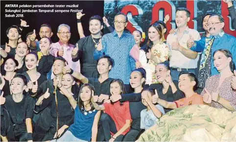  ??  ?? ANTARA pelakon persembaha­n teater muzikal Solungkoi: Jambatan Tamparuli sempena Festival Sabah 2018.