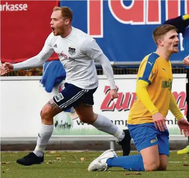  ??  ?? Sven Möller dreht zum Jubel ab: Mit seinen Toren war er Matchwinne­r beim Dassendorf­er 4:0-Erfolg.