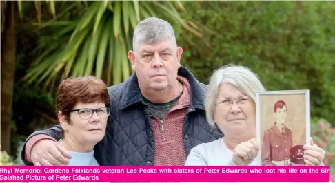  ?? ?? Rhyl Memorial Gardens Falklands veteran Les Peake with sisters of Peter Edwards who lost his life on the Sir Galahad Picture of Peter Edwards