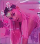  ?? VEVO ?? HADAPI TUNTUTAN: Ariana Grande dalam klip video 7 Rings yang dinilai mirip lagu You Need I Got It milik Josh Stone.