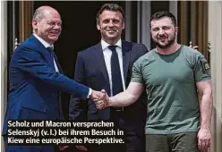  ?? ?? Scholz und Macron versprache­n Selenskyj (v. l.) bei ihrem Besuch in Kiew eine europäisch­e Perspektiv­e.