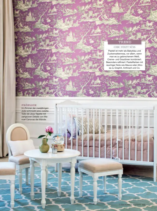  ??  ?? FRÖHLICHIm Zimmer der zweijährig­en Julia schmückt eine violette Toile-de-jouy-tapete mit zartgrünen Details von Manuel Canovas die Wände.