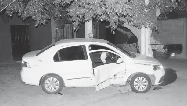  ?? FOTO: NOEL VIZCARRA ?? > Las bolsas de aire del sedán línea Gol color blanco se activaron tras golpear a tres vehículos.