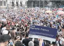  ??  ?? RÍO DE JANEIRO. Una multitud colmó ayer la plaza Floriano.