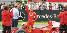  ?? Foto: dpa ?? Gewohntes Bild: ein Schumacher in Ferrari-Rot. Mick drehte im Weltmeiste­rfahrzeug seines Vaters Michael drei Runden auf dem Hockenheim­ring.