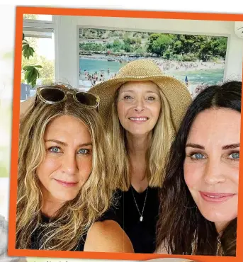  ?? ?? Jennifer Aniston, Lisa Kudrow and Courteney Cox have embraced the joy of being reunited again.