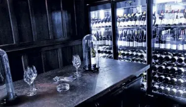  ??  ?? Le tr•s chic bar ˆ vin-restaurant Dr Wine, ˆ New York, organise une fois par mois des cours de dŽgustatio­n, sous lÕŽgide dÕun sommelier et dÕun vigneron.