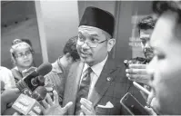  ?? — Gambar Bernama ?? JAWAB SOALAN: Muhammad Afifi menjawab persoalan media selepas menghadiri mesyuarat Majlis Penasihat Kerajaan yang dipengerus­ikan oleh Tun Daim Zainuddin di Menara Ilham, di Kuala Lumpur semalam.