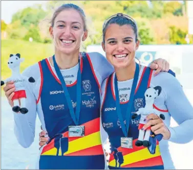  ??  ?? Virginia Díaz y Aina Cid posan con la plata conseguida en el Europeo de 2020.