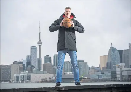  ?? [ talking-heads.at ] ?? Jakob Pöltl vor der Skyline Torontos: Mit dem CN-Tower muss sich der 2,13 Meter große Wiener aber nicht messen.