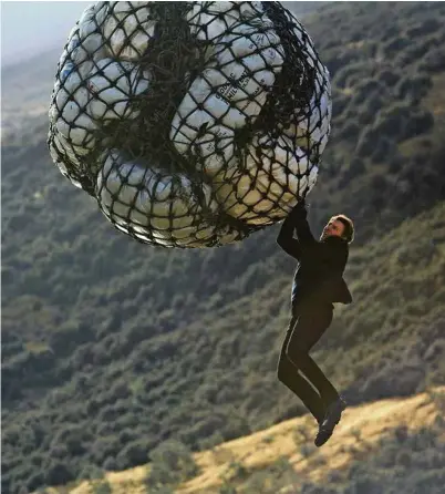  ?? (PARAMOUNT PICTURES) ?? Pour Ethan Hunt (Tom Cruise), prendre un hélicoptèr­e en vol s’apparente à une promenade de santé.