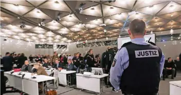 ?? FOTOS: AFP/DPA ?? Im Congress-Center der Düsseldorf­er Messe hat das Landgerich­t Duisburg einen 750 Quadratmet­er großen Raum angemietet. Der Andrang am ersten Prozesstag war überschaub­ar.