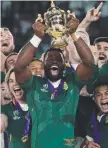  ?? Picture: Getty Images ?? CHAMPIONS: Siya Kolisi raises the Webb Ellis Cup.