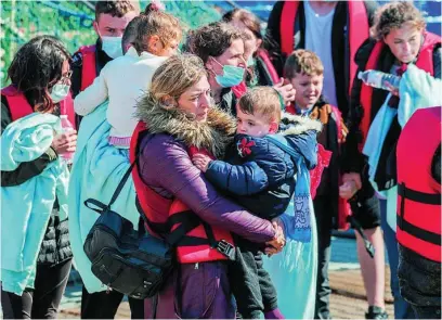  ?? AFP ?? La fuerza fronteriza escolta a 100 inmigrante­s ilegales a Dover tras ser rescatados en el Canal de la Mancha