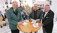  ?? FOTO: ILG ?? Sie betonen bei der Ausstellun­g zum Schützenwe­sen die religiöse und kulturelle Bedeutung (v.l.): Ralf Heinrichs, Pfarrer Zimmermann und Peter Schlösser.