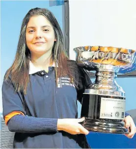  ??  ?? Se mira y no se toca. La copa, en manos de María Florencia Fernández.