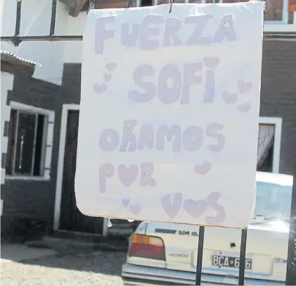  ?? MARIO SAYES ?? Movilizado­s. El frente de la casa de Sofía, con un cartel que refleja el sentimient­o de sus vecinos.