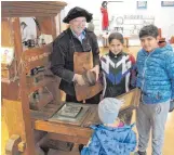  ?? FOTO: WALTER SCHMID ?? Der Kißlegger Verein Alte Buchpresse druckt mit der Gutenberg-Buchpresse und ist ein Besucherma­gnet.