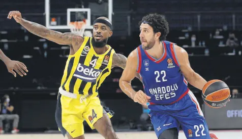  ??  ?? Anadolu Efes guard Vasilije Micic (R) tries to go past Fenerbahçe guard Lorenzo Brown (L) in the THY EuroLeague, Istanbul, Turkey, Oct. 8, 2020.