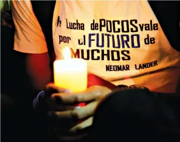  ??  ?? En memoria. Venezolano­s participar­on este martes en una vigilia por los fallecidos y encarcelad­os.