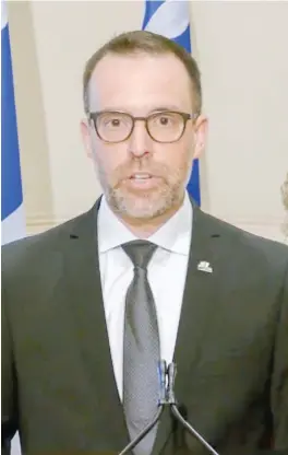  ?? CAPTURES D’ÉCRAN COURTOISIE ?? Le député indépendan­t Guy Ouellette (à gauche) s’est présenté hier à l’assemblée nationale, à Québec, accompagné du commissair­e de l’unité permanente anticorrup­tion, Frédérick Gaudreau (à droite). Ce dernier s’est excusé au nom du corps policier.