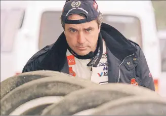  ?? FOTO: PEP MORATA ?? Sainz, detallista como pocos, mirando el estado de unos neumáticos en el Mundial de Rallies