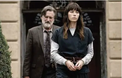  ?? Divulgação ?? Bill Pullman interpreta o policial Harry Ambrose, que fará de tudo para desvendar o que está por trás do misterioso crime cometido por Cora (Jessica Biel), na série “The Sinner”