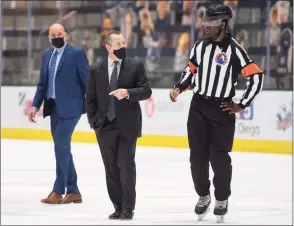  ?? San Diego Gulls / Contribute­d Photo ?? AHL official Jordan Samuels speaks with San Diego Gulls coach Kevin Dineen between periods. Samuels is a former Quinnipiac University standout.