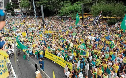  ?? RAFAEL ARBEX / ESTADAO ?? São Paulo. Manifestan­tes se reuniram na frente do Masp, na Avenida Paulista; organizado­res falam em 10 mil pessoas