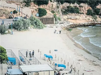  ?? Llib rtobT ?? Les tasques de retirada dels cadàvers a la platja de Can Capellans de Salou ahir