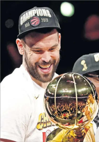  ?? / LARRY W. SMITH (EFE) ?? Marc Gasol, con el trofeo de campeones de la NBA.