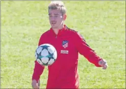  ??  ?? EN EL FOCO. Griezmann, en el entrenamie­nto de ayer en el Cerro.