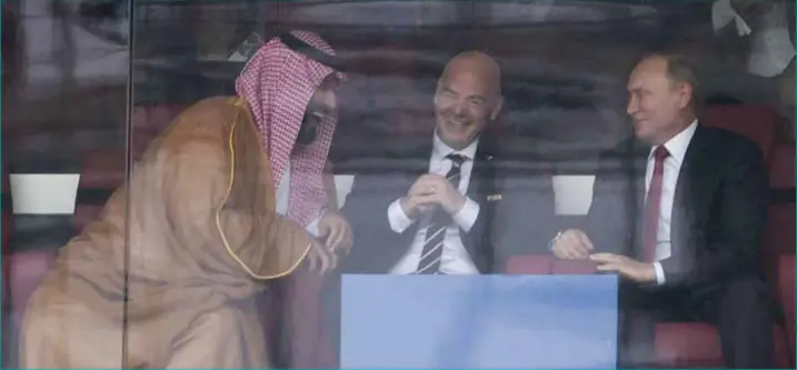  ?? FOTO: SVEIN OVE EKORNESVÅG, NTB SCANPIX ?? Mohammed bin Salman, Gianni Infantino og Vladimir Putin koste seg på Luzjniki stadion under VM-åpningen i juni.