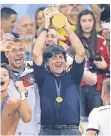  ??  ?? Da ist das Ding: Jogi Löw mit dem Weltpokal in Rio.