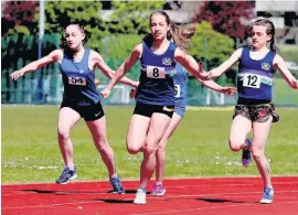  ?? 110517ATHL­ETIC_04 ?? On the run Balfron High’s Katie Burr (8) receives the baton from Amy Kirkpatric­k (12) as Amy Faunce-Smith (54) chases in the Dunblane High colours in the S2 girls relay