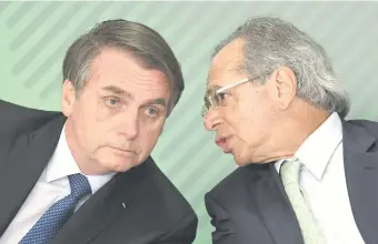  ?? ?? El presidente de Brasil, Jair Bolsonaro, junto a su ministro de Economía, Paulo Guedes (archivo).