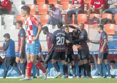  ?? CARLOS CASTRO/LOF ?? Los jugadores de la SD Huesca celebran el gol de Javi Martínez ante el Lugo.