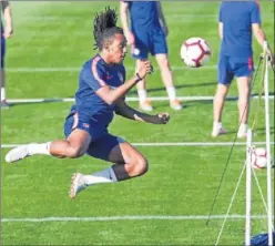  ??  ?? CON GANAS. Gelson juega al fut-voley en el entrenamie­nto de ayer.