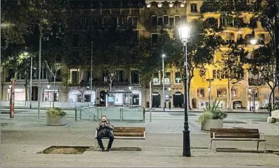  ?? XAVI JURIO ?? Un home assegut en un banc del passeig de Gràcia de Barcelona en ple toc de queda